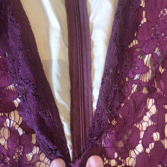 Lulus red/burgundy lace long sleeve dress size s missing 1 modesty clip included - Picture 4 of 5